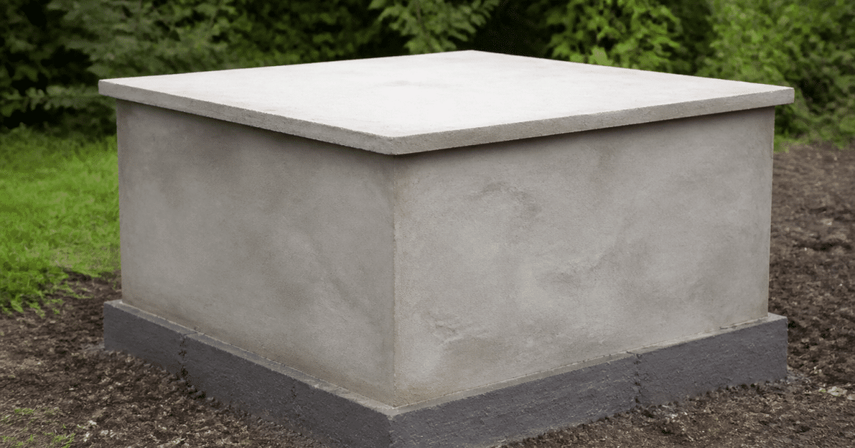 petite construction cimentee carree reposant sur fondations grises