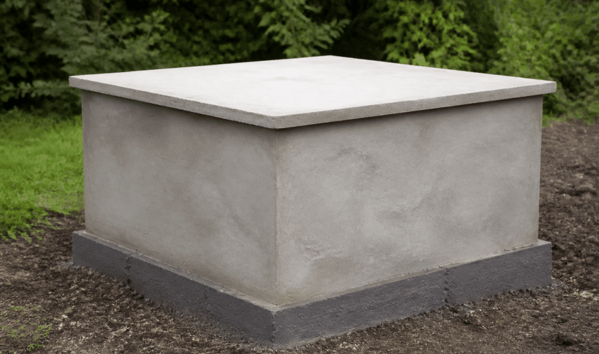 petite construction cimentee carree reposant sur fondations grises