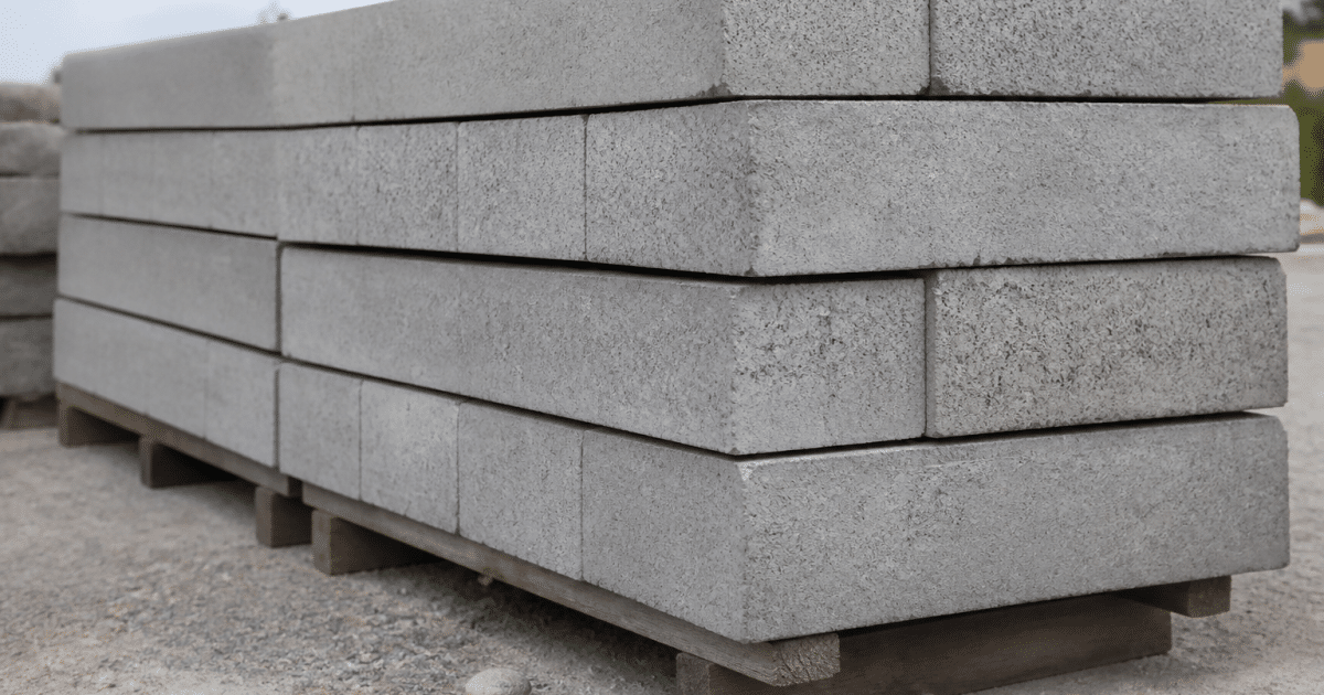Gros bloc gris rectangulaire empile horizontalement pour construction