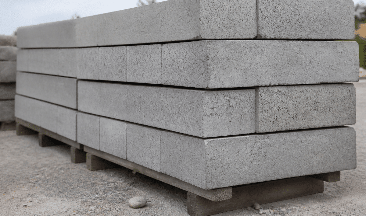 Gros bloc gris rectangulaire empile horizontalement pour construction