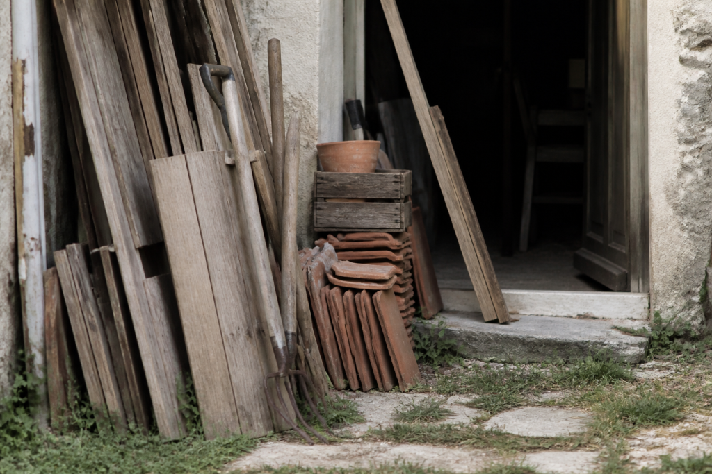 Outils et materiaux empiles pres du grenier