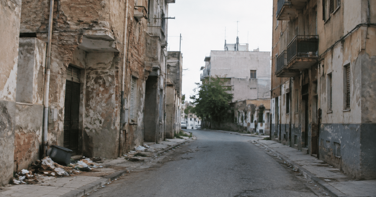 Rues desertes avec immeubles degrades et detritus au sol