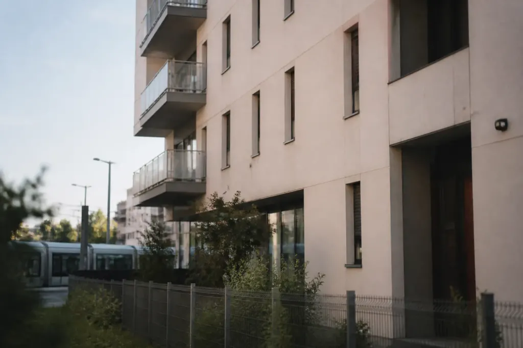 facade immeuble residence pres station transport urbain