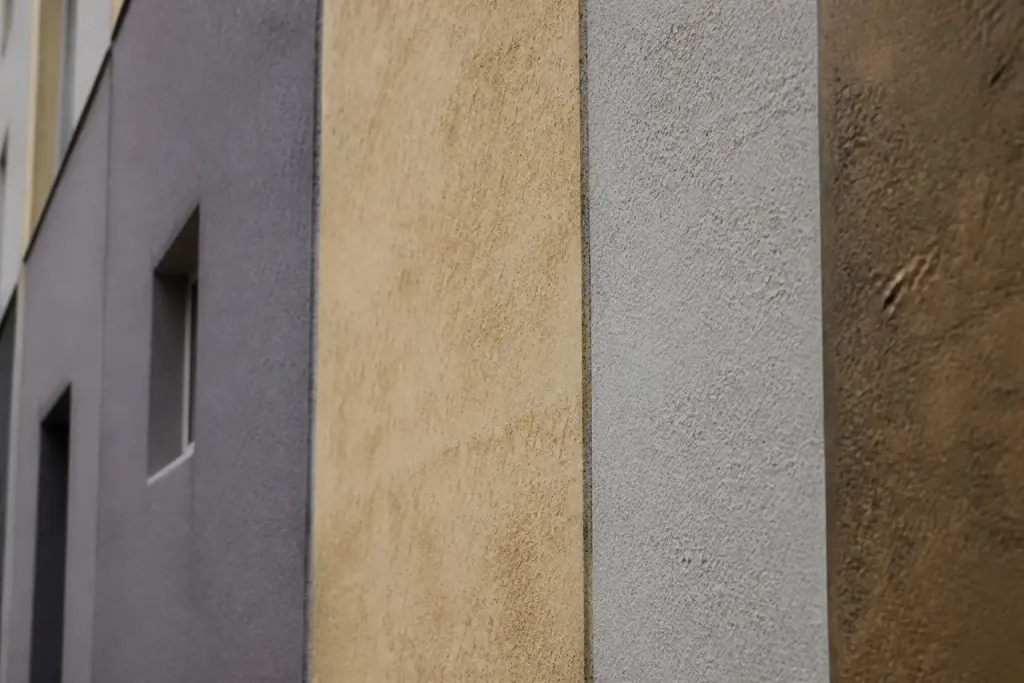 Facades montrant differentes textures de crepis et grains