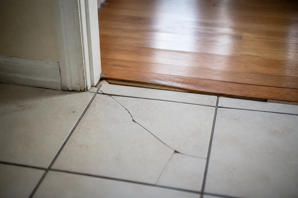 Fissure dans carrelage sur parquet instable