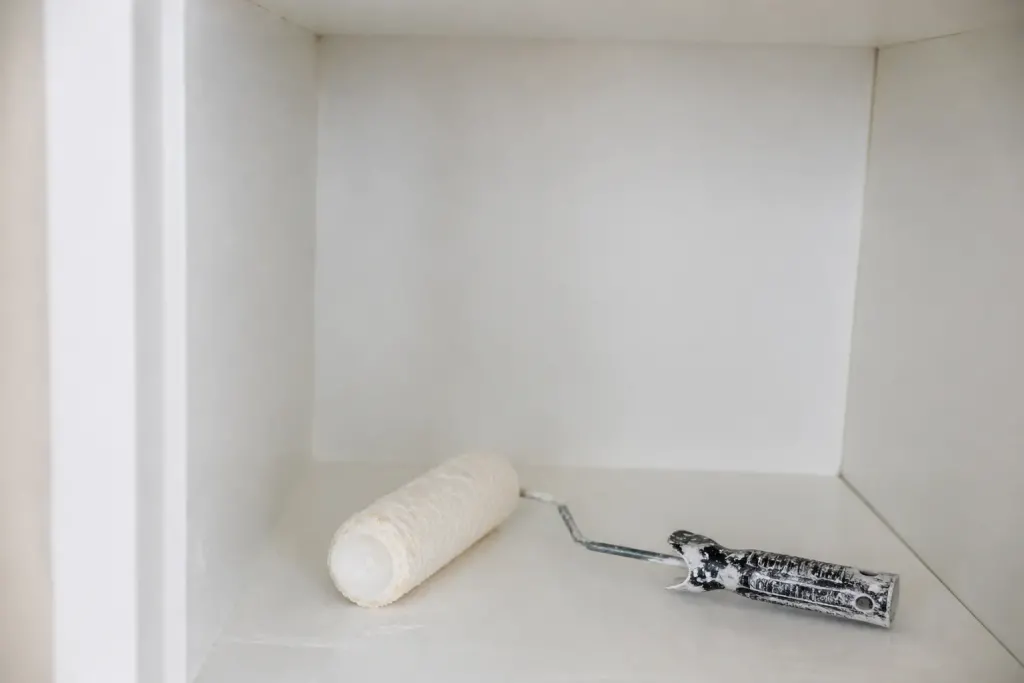Interieur de placard peint en blanc avec rouleau