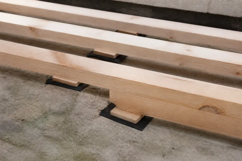 Lambourdes en bois sur cales fines et bande noire