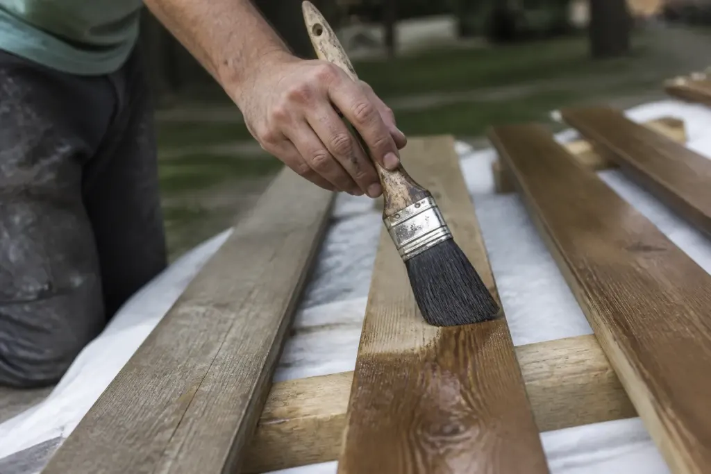Lasure appliquee sur planches bois decalees du sol