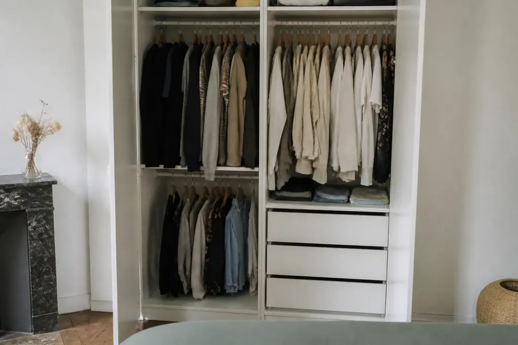 Placard blanc avec penderie a double tringle et tiroirs