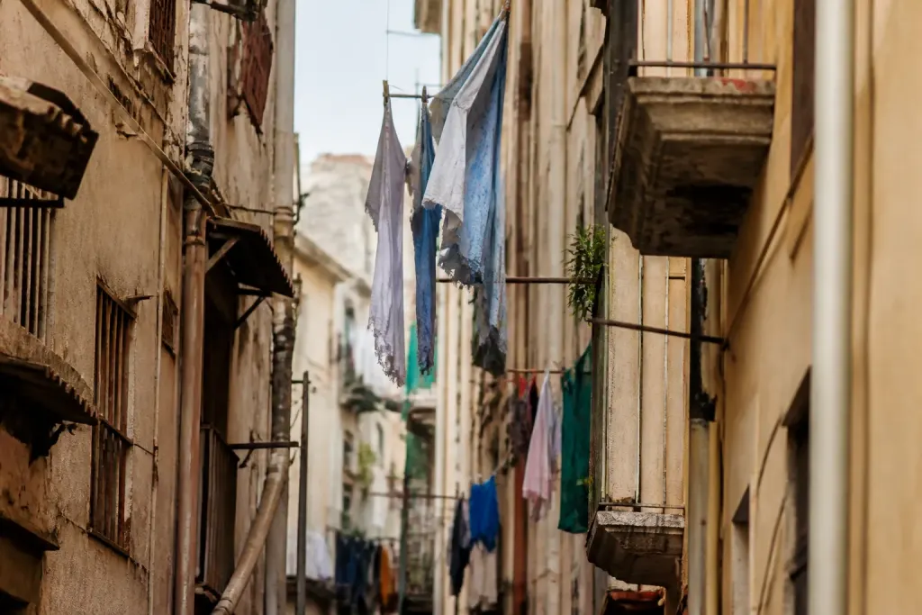 Ruelle etroite avec facades anciennes et linge suspendu