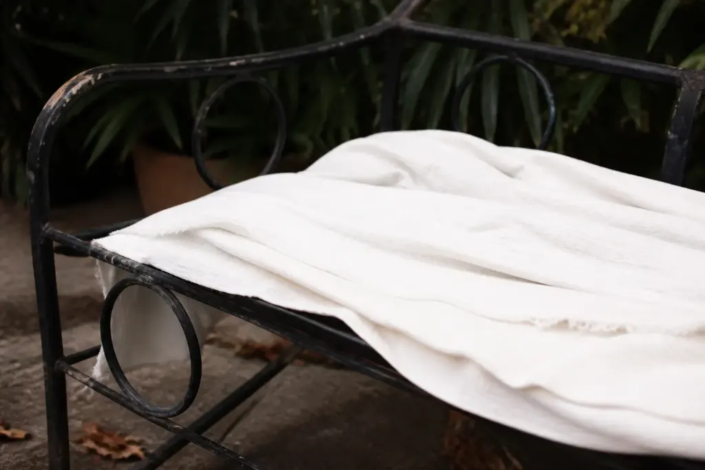 Vieux metal noir protege tissu blanc etale